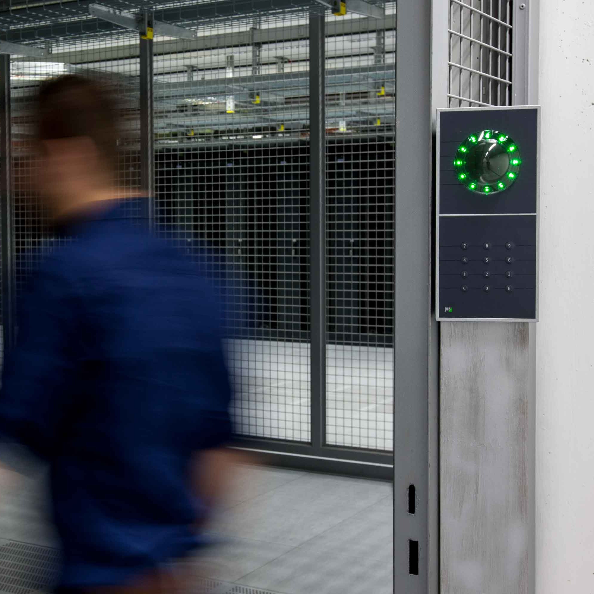 Person geht an INTUS 1600PS mit grünem Licht vorbei