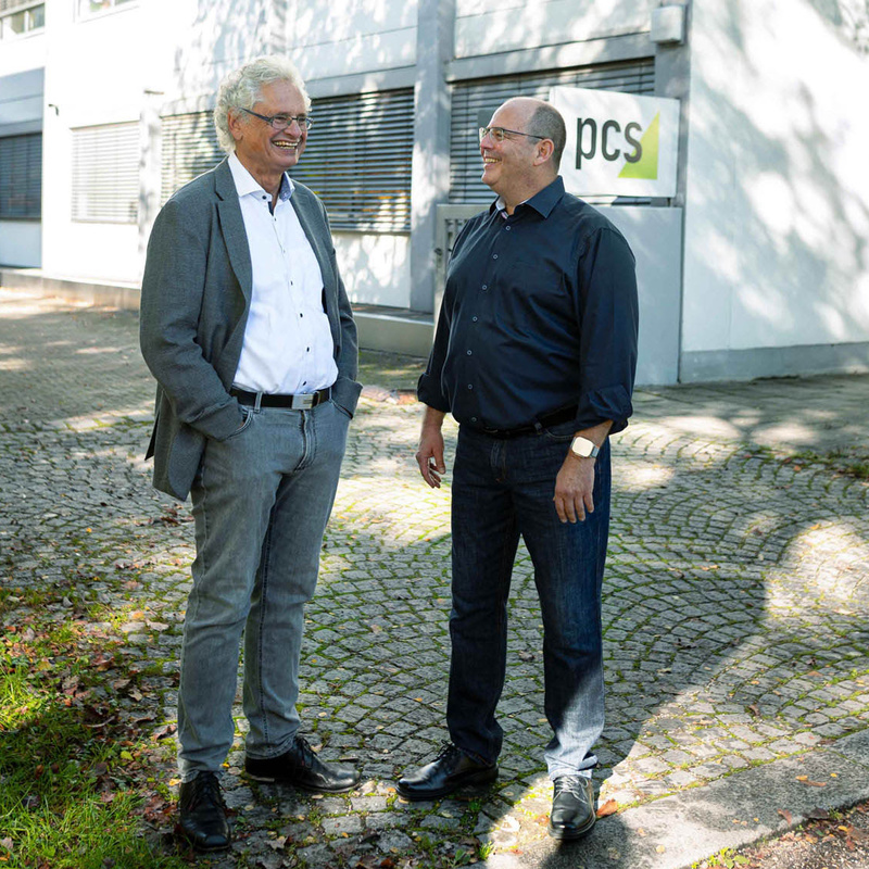 Geschäftsführer Walter Elsner und Ulrich Kastner-Jung vor dem PCS Gebäude in München