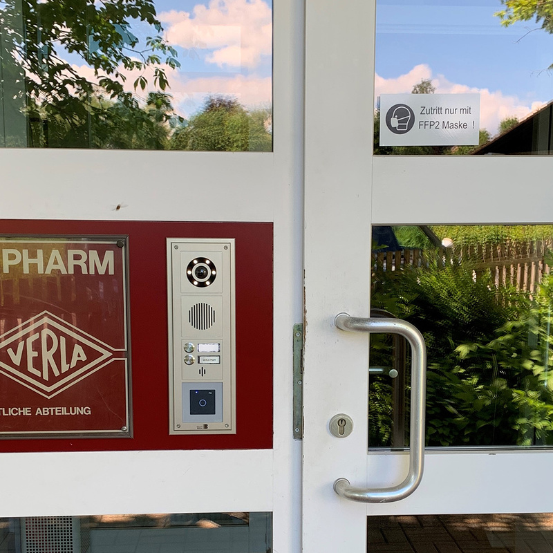 Der Haupteingang von Verla-Pharm mit einem INTUS-Leser.