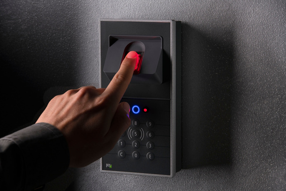 Ein Finger liegt auf dem rot leuchtenden Sensor des INTUS 800FP Fingerprintlesers.