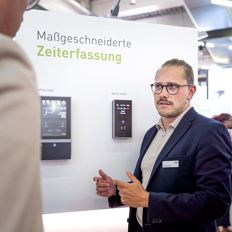 PCS Service Planung und Beratung Personen im Gespräch auf Messestand