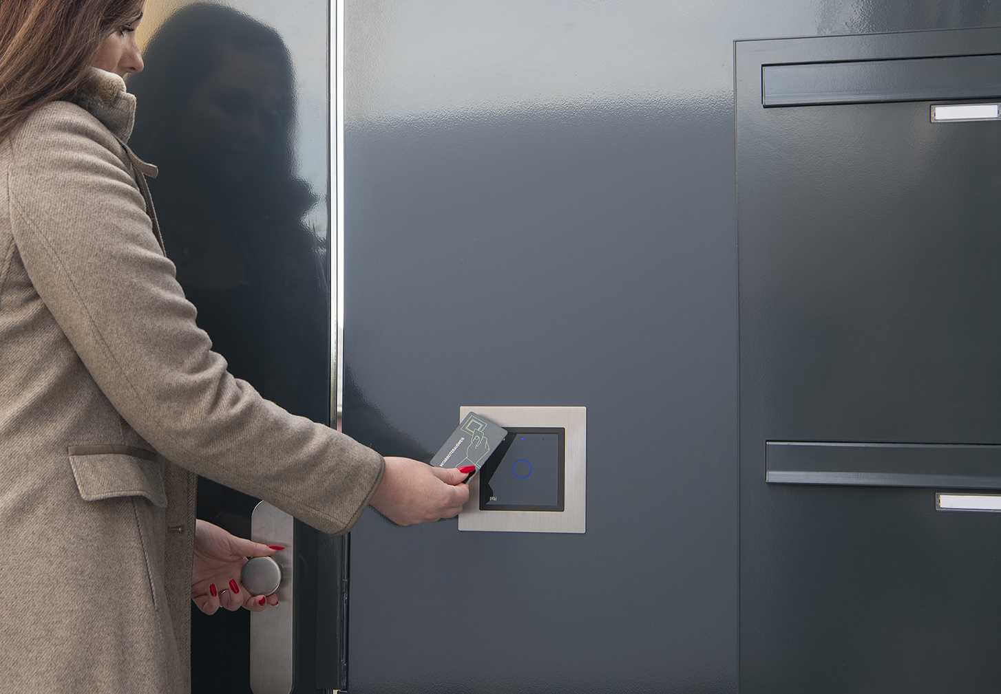 Moderne RFID-Systeme für sicheren Unternehmenszugang, am Beispiel des Außentors: Person mit Tag am Zutrittsleser.