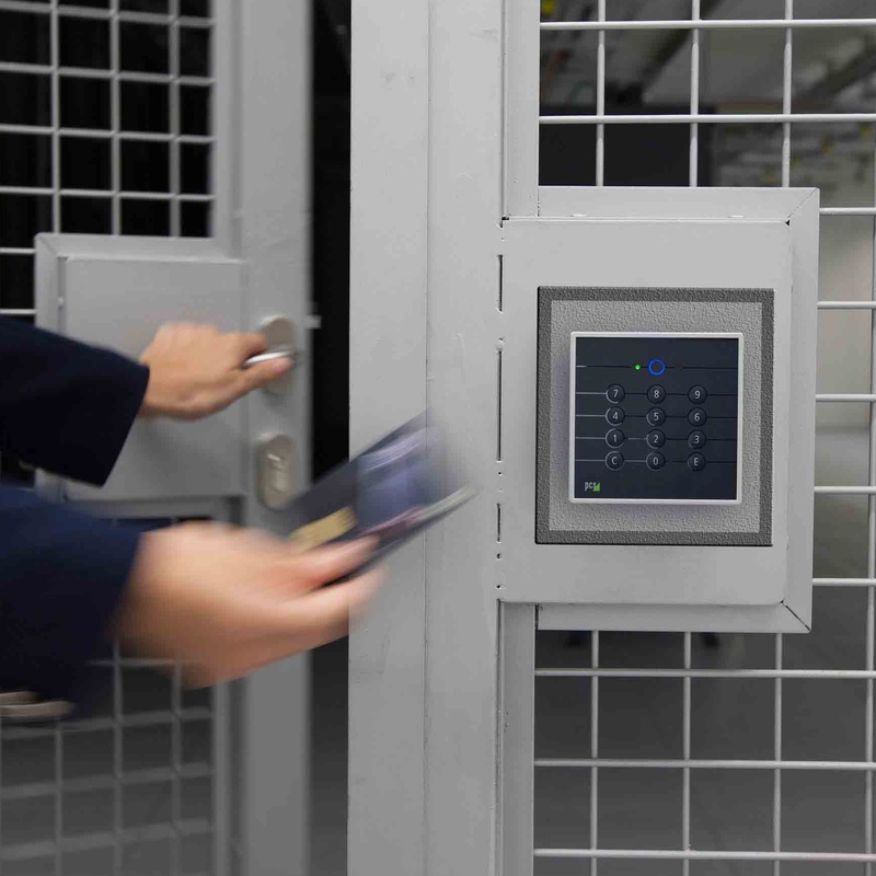 INTUS 620 Leser an einer Gittertür wird über eine RFID-Karte bedient