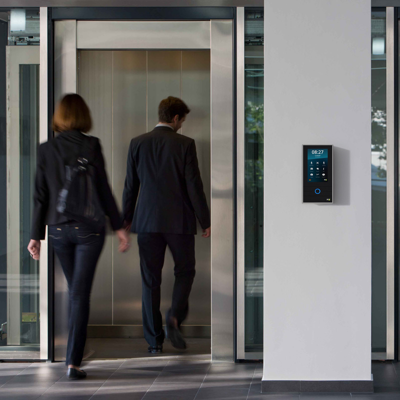 Zeiterfassungsterminal INTUS 7600 neben Aufzug