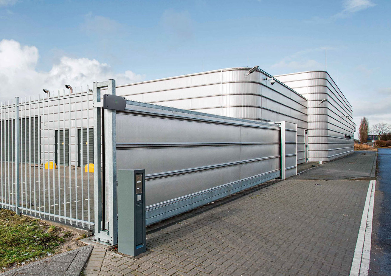 Zufahrtskontrolle und Lieferverkehrmanagement: hier Lkw an Schranke