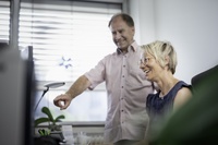 Zwei Kollegen bei der Zusammenarbeit am PC