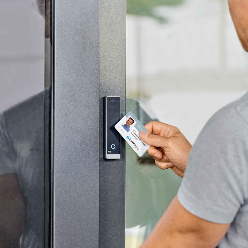 Karte an RFID-Leser INTUS 700slim