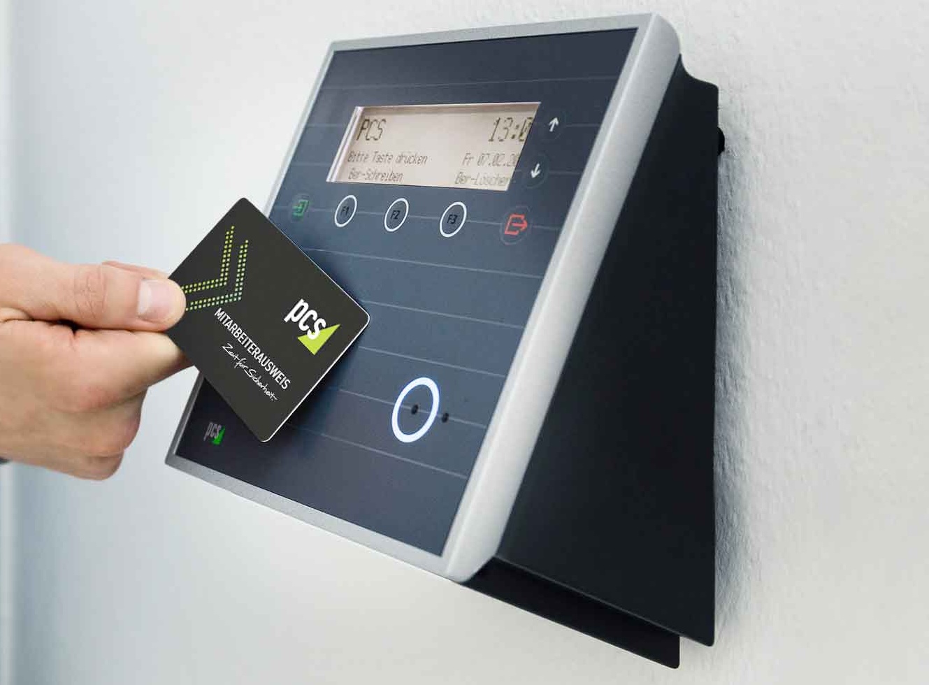 Finger ist auf Fingerprint aufgelegt am Zeiterfassungsterminal INTUS 5320FP