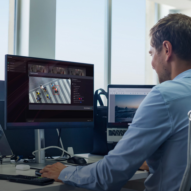 Videoüberwachung Software auf Monitor mit Sicherheitsmitarbeiter