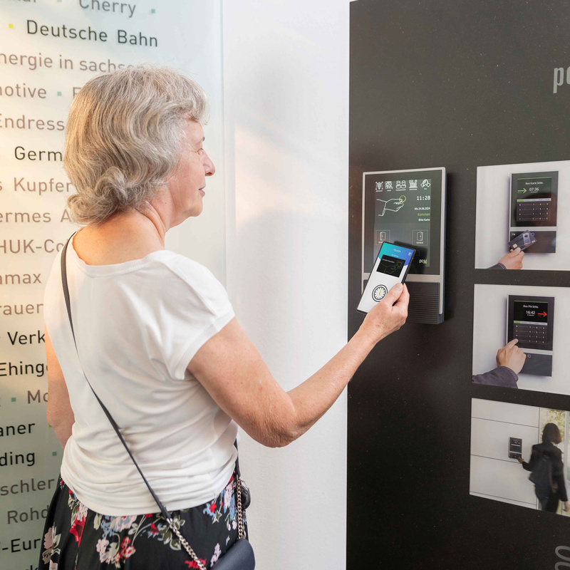 Frau bucht Arbeitszeit an INTUS 5600 mit Smartphone