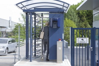 Die INTUS PS Handvenenerkennung installiert an der Vereinzelungsanlage im Außenbereich zum Schutz des Firmengeländes.