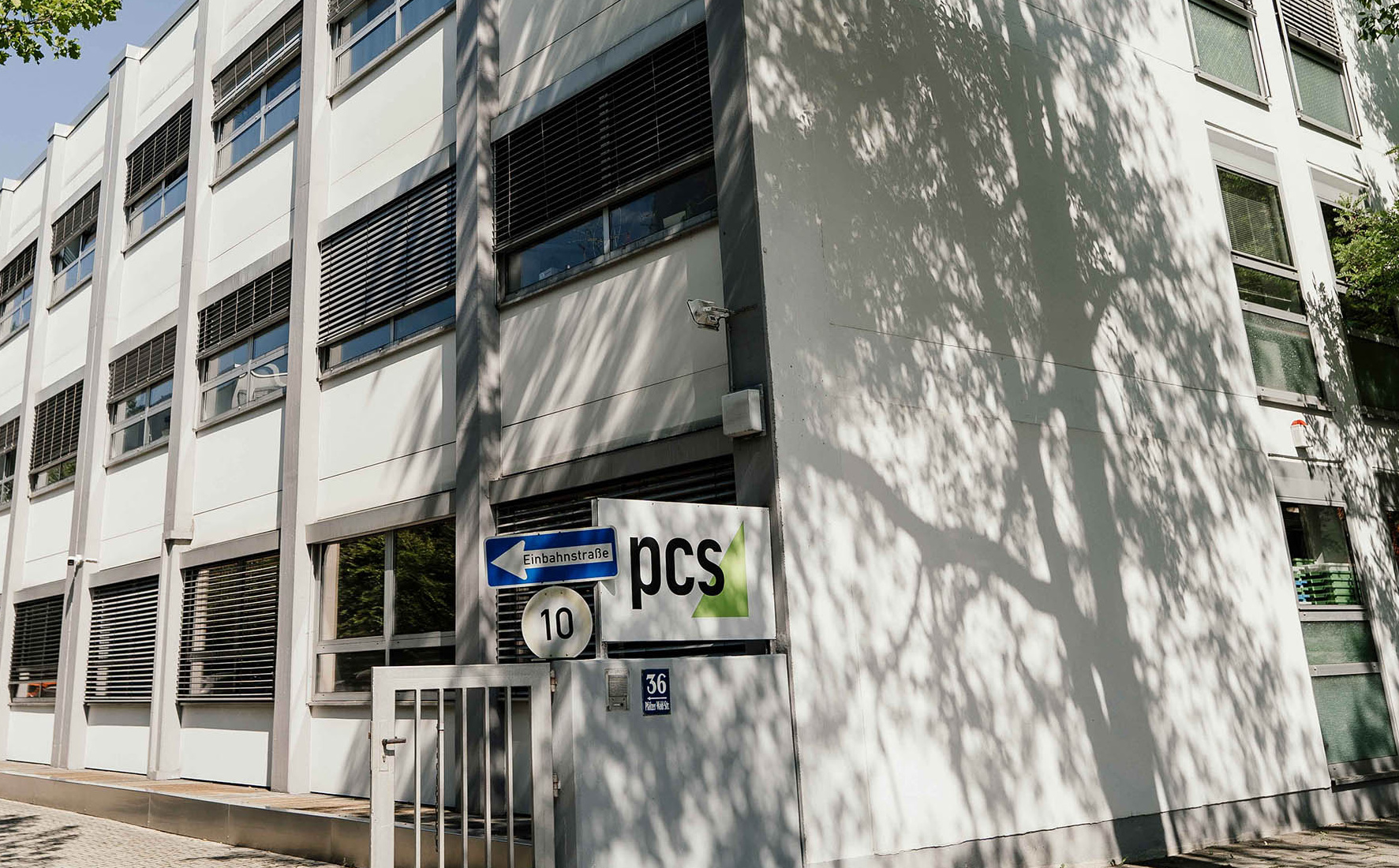 Zwei Personen im Gespräch im Flur der PCS Systemtechnik