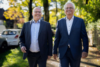Die PCS Geschäftsführer Ulrich Kastern-Jung und Walter Elsner auf der Pfälzer-Wald-Straße in München.