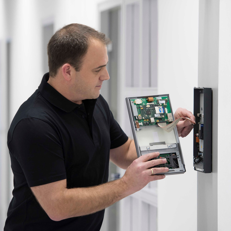Servicetechniker bei Wartung / Installation eines Terminals
