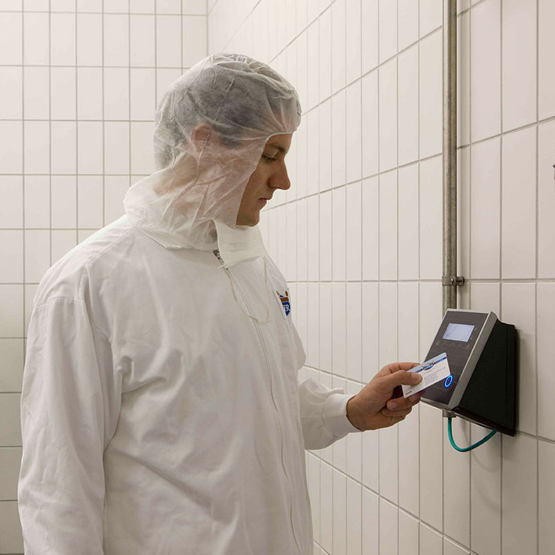 Person bucht Arbeitszeit am INTUS 5320 in der Lebensmittelindustrie