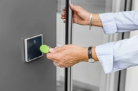 Frau bedient INTUS 615/620 mit RFID-Tag