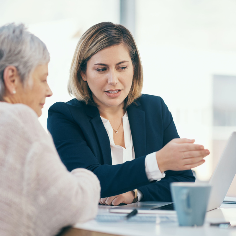 Zwei Frauen an Tisch mit Laptop