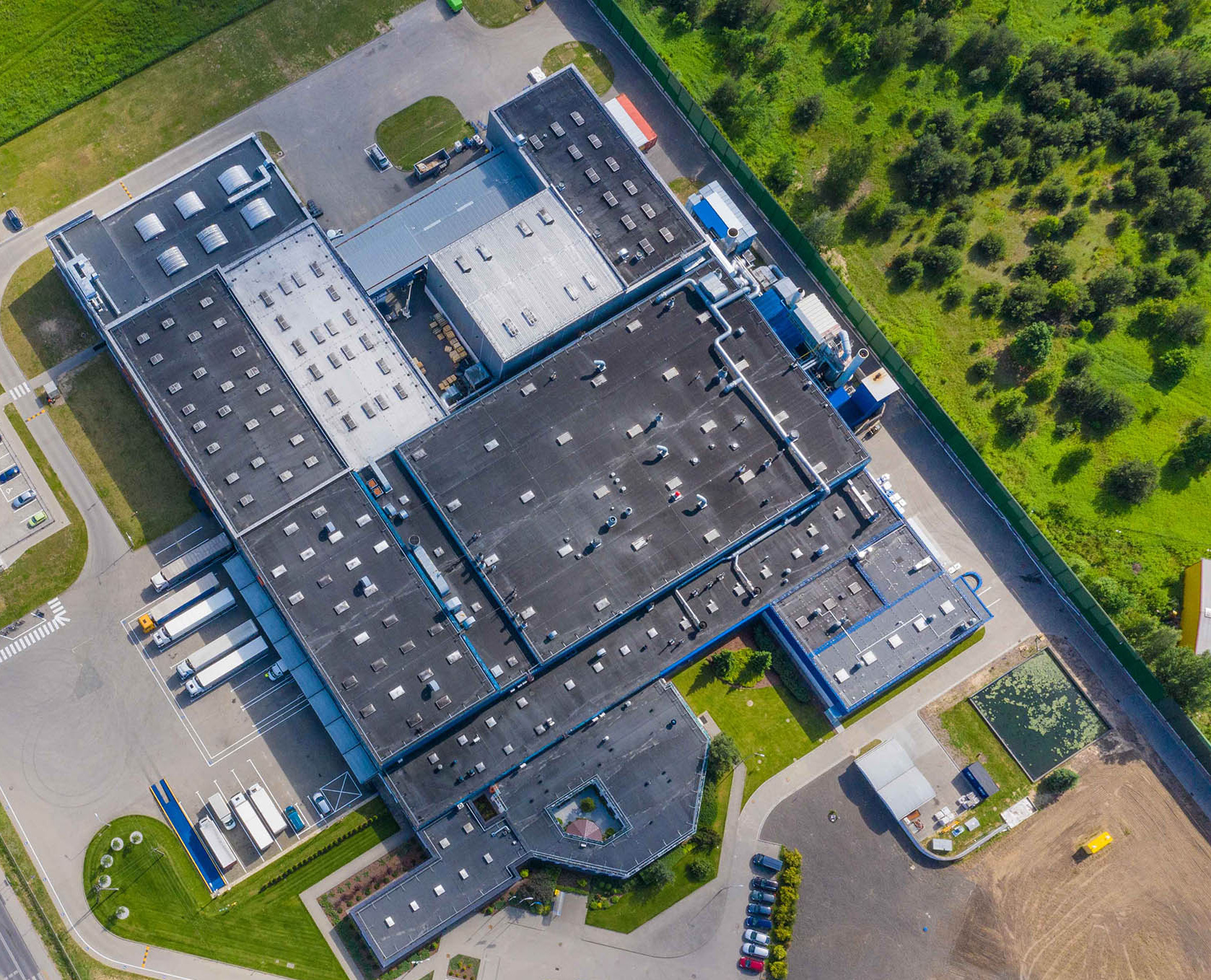 Unternehmensgebäude aus Drohnenansicht