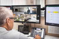 Person vor Monitor mit Video Software Ansicht