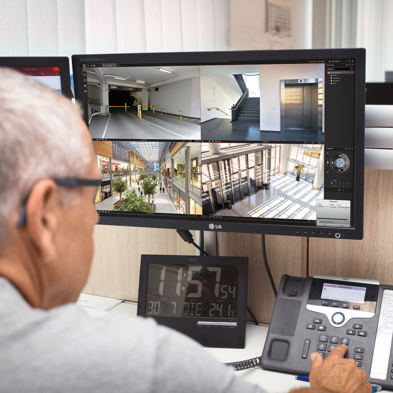 Person vor Monitor mit Video Software Ansicht