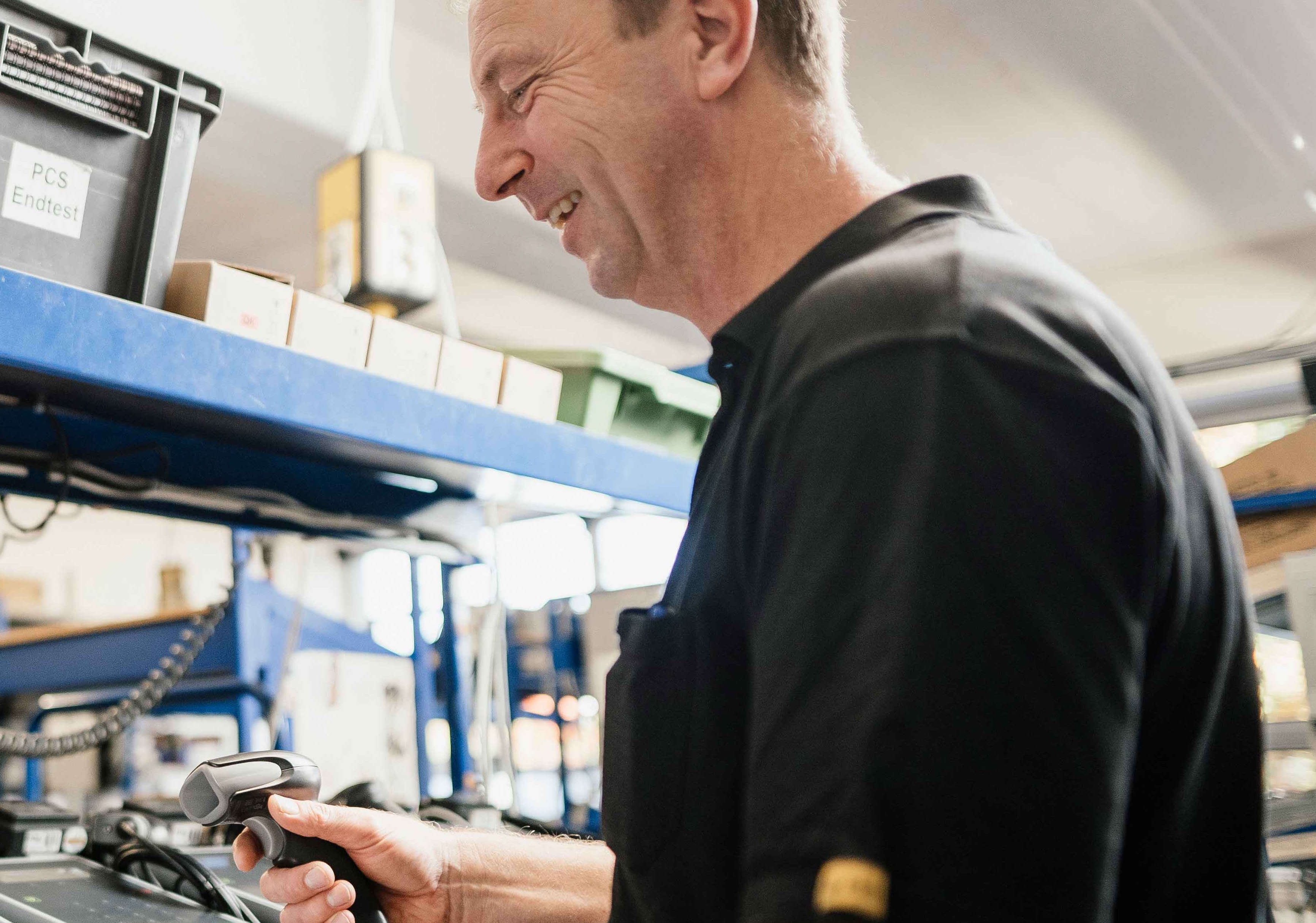 Person im Produkte-Endtest