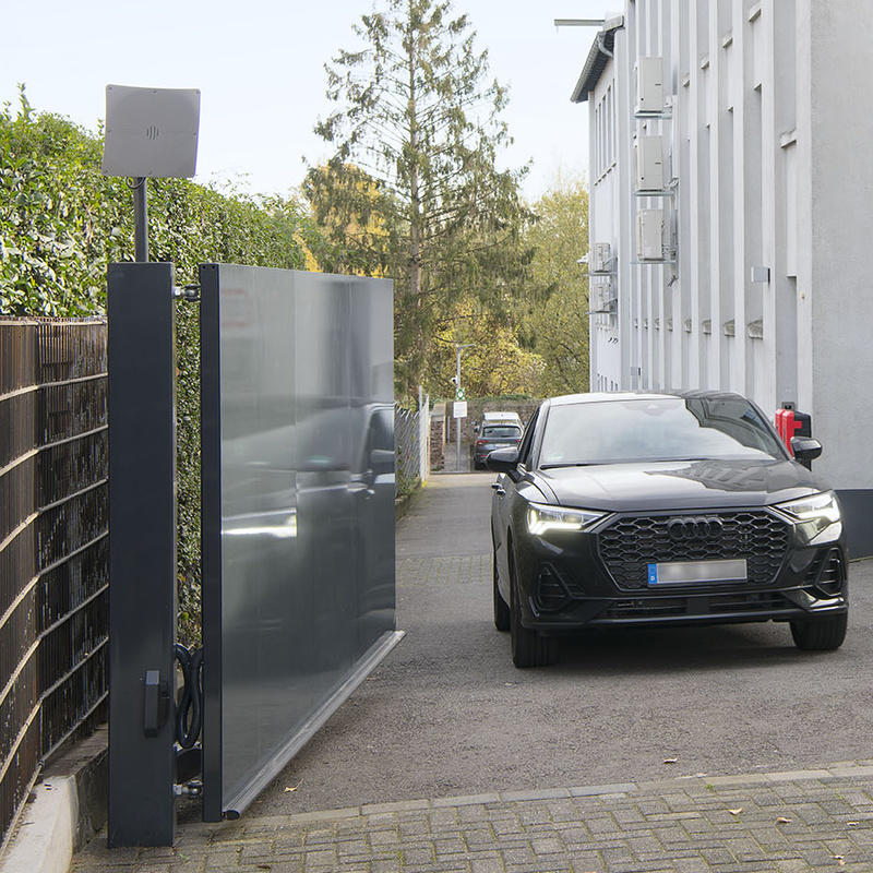 Ein Auto passiert Zufahrtskontrolle mit Longrange-Leser an Parkplatzausfahrt.