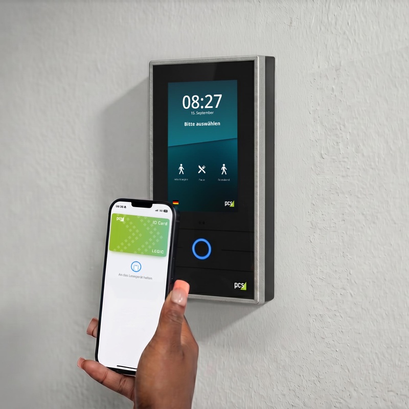 Zeiterfassungsterminal INTUS 7200 mit Smartphone