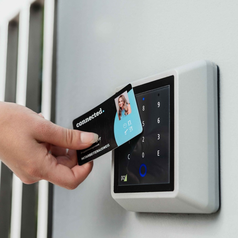 Zutrittsleser INTUS 700 steel wird mit RFID-Karte bedient