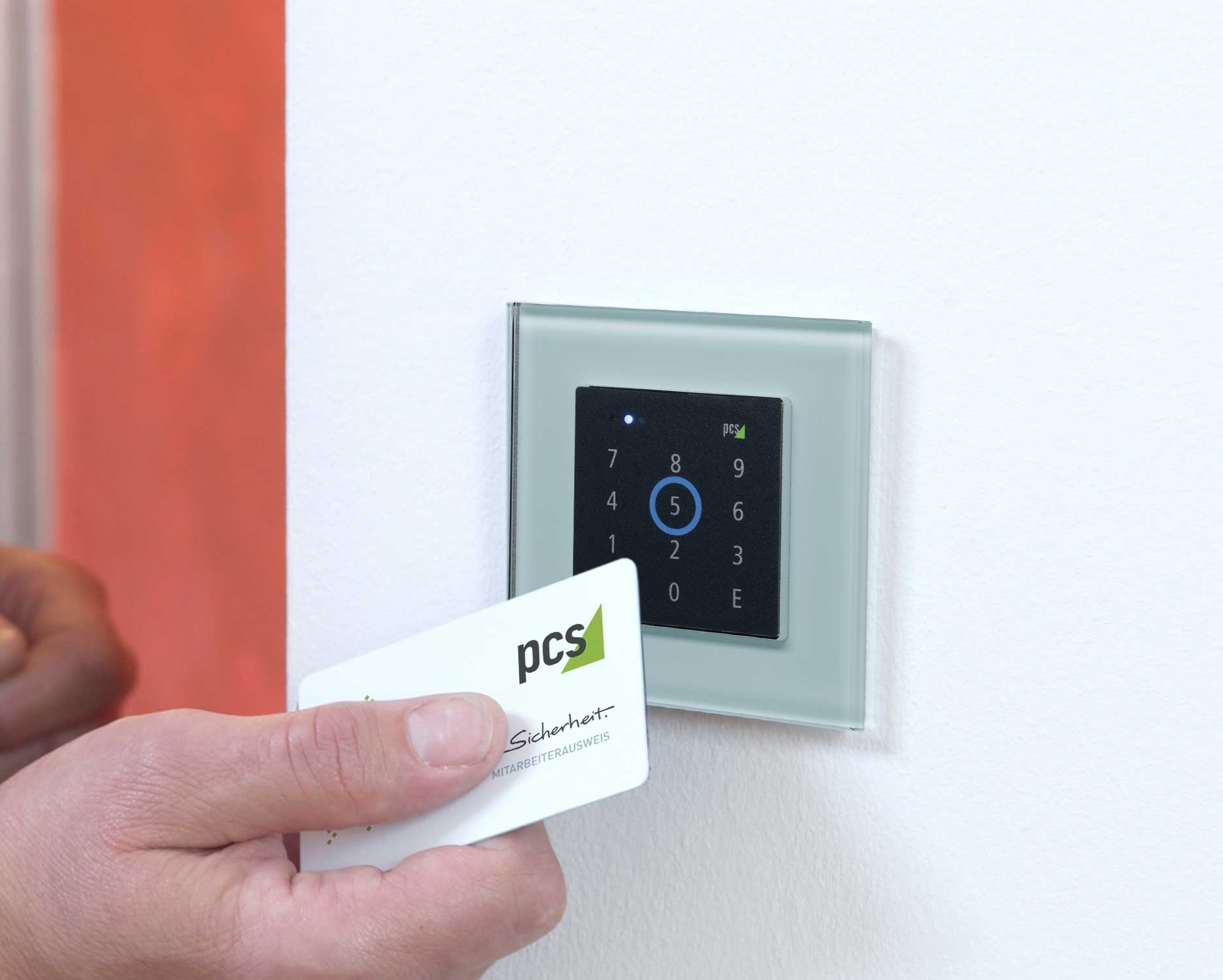 RFID-Zutrittsleser INTUS 410 an Holzwand montiert