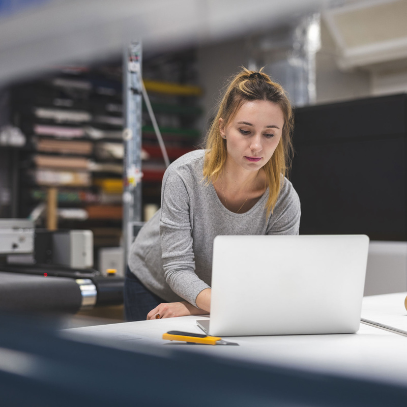 Zeitwirtschaftslösungen Frau mit Laptop
