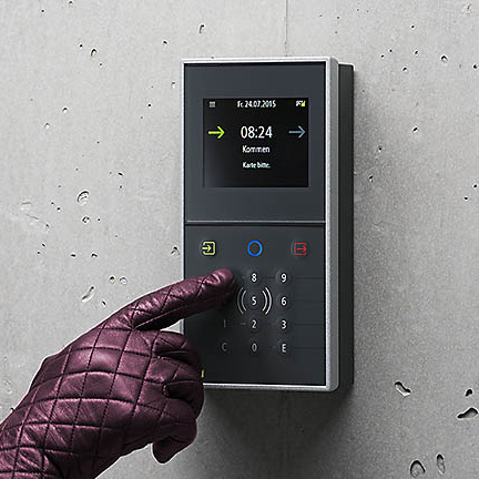 Bedienung Zeiterfassungsterminal INTUS 5200 mit Handschuh