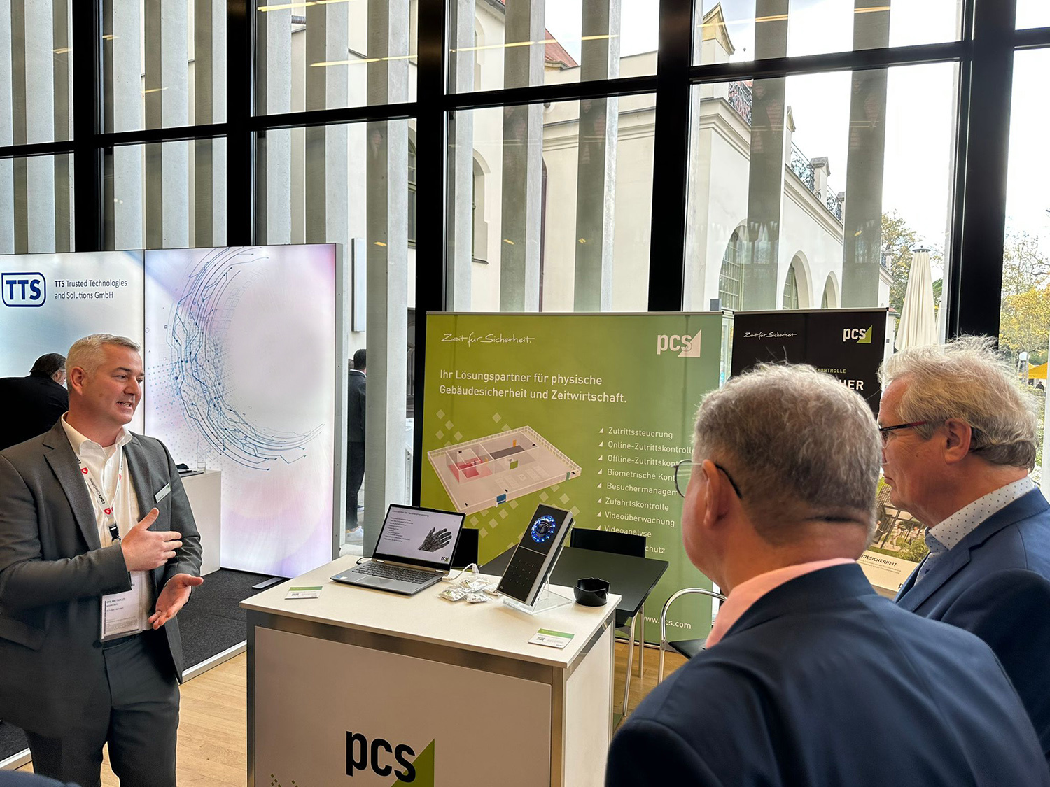 PCS Messestand auf der Protekt Leipzig 2023, im Gespräch mit Besuchern