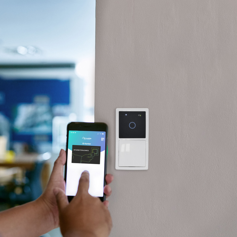 Zutrittsleser INTUS 410 wird mit Smartphone bedient