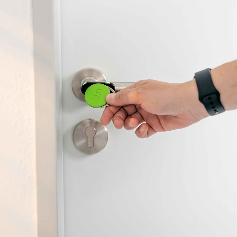 RFID-Tag wird an elektronisches Türterminal gehalten
