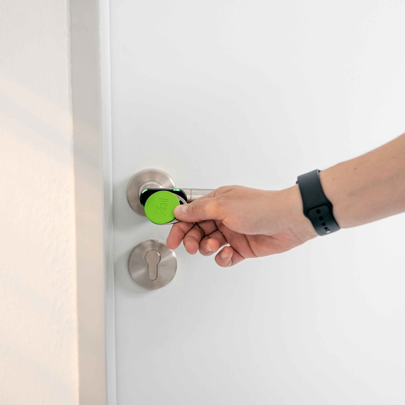 RFID-Tag wird an elektronisches Türterminal gehalten