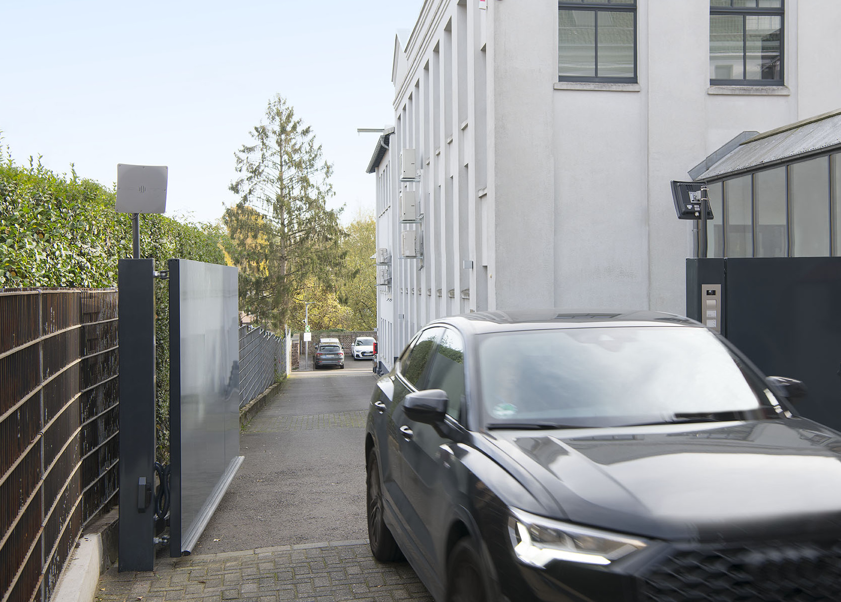 RFID Zufahrtsleser an automatischem Zufahrtstor installiert