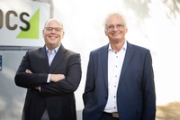 Ulrich Kastner-Jung und Walter Elsner, Geschäftsführer PCS Systemtechnik vor dem PCS Gebäude.