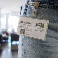 Besuchermanagement Besucherausweis an Jeanshose