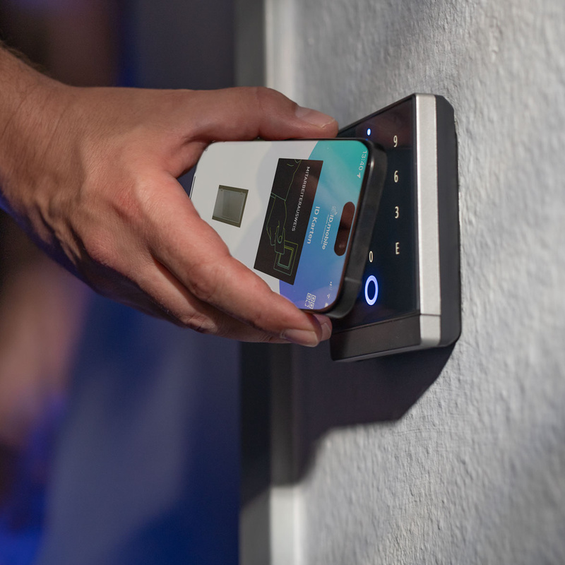 Zutrittskontrolle mit Smartphone an INTUS 700