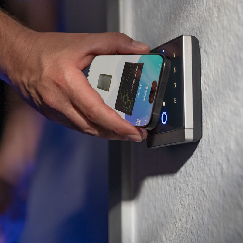 Zutrittskontrolle mit Smartphone an INTUS 700