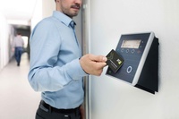 Zeiterfassungsterminal INTUS 5320 wird mit Karte bedient
