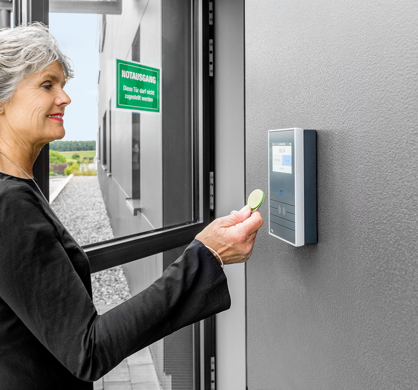 Frau bucht am INTUS 5200 Zeiterfassungsterminal.