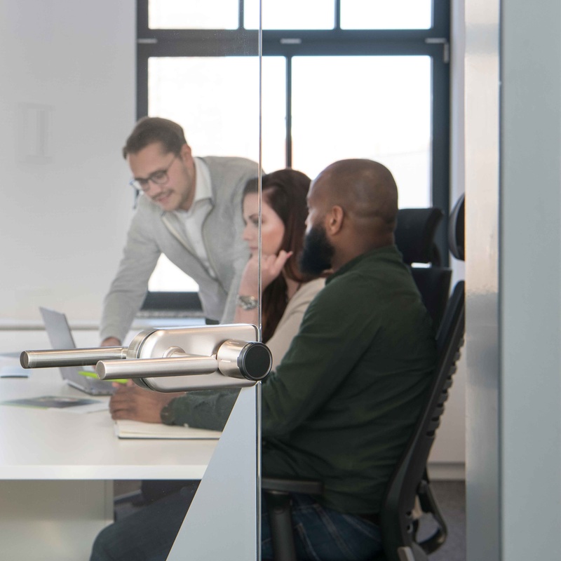 Türe mit INTUS Flex zu Büro mit Besprechung