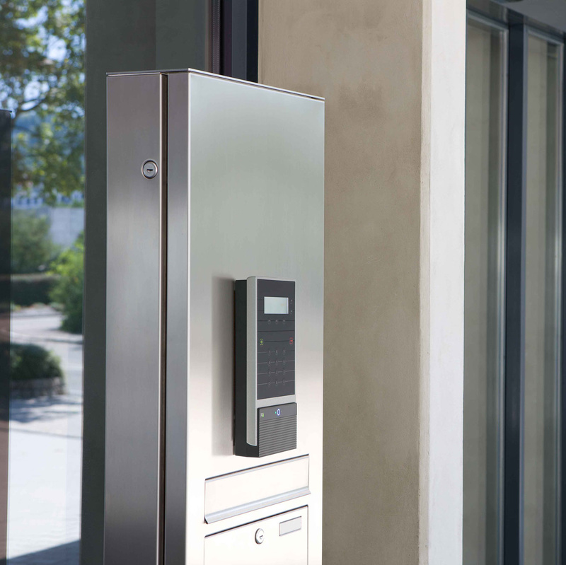 Zeiterfassungsterminal INTUS 5540 an Säule