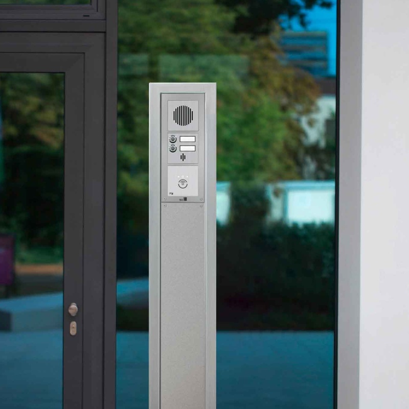 Zutrittskontrolle mit INTUS 400 in Türkommunikationsanlage Säule