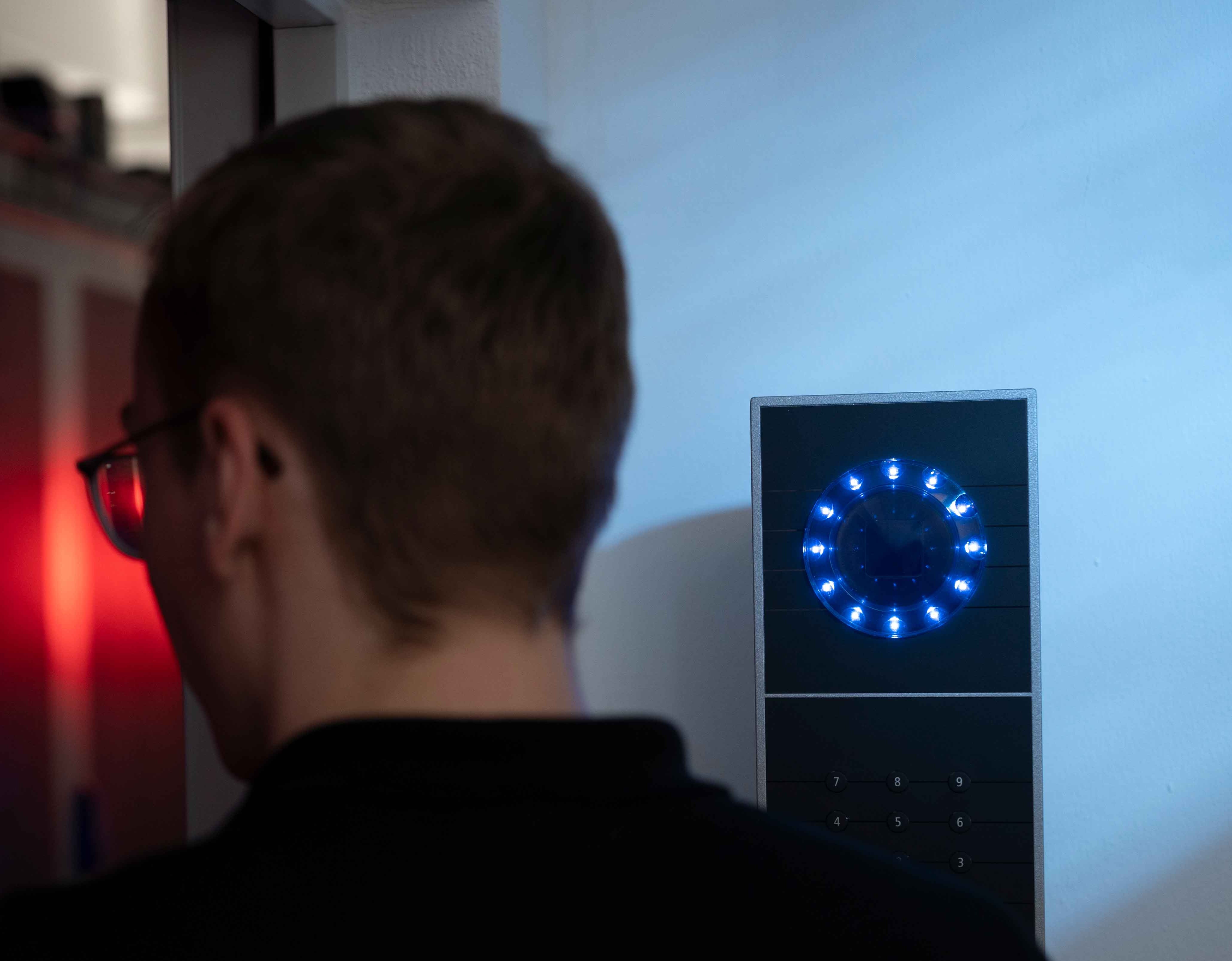 Biometrische Zutrittskontrolle mit Handvenenerkennung Person geht an INTUS 1600PS vorbei