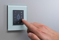 Zutrittskontrolle mit INTUS 410 RFID-Leser - Hand an PIN-Tastatur
