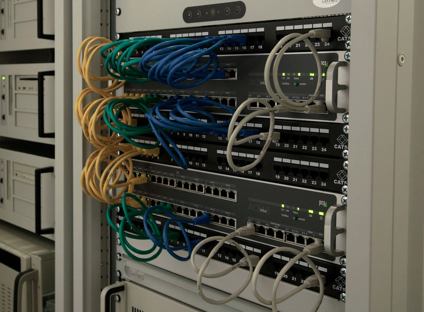 Zutrittskontrollmanager INTUS ACM80e als Rack