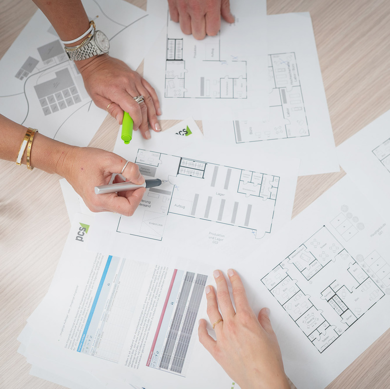 Projektplanung mehrere Seiten Papier verstreut auf Tisch