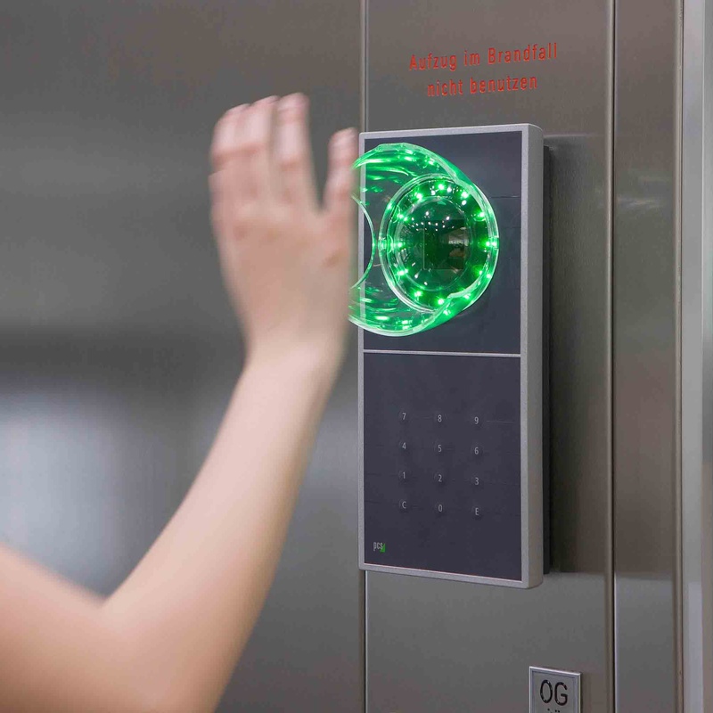 INTUS 1600PS Handvenenleser im Aufzug
